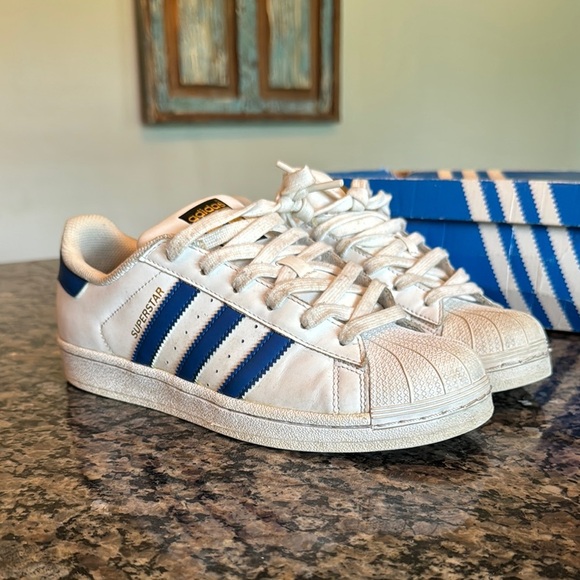 Adidas unisex superstar White and Blue Sneakers Classic Design M6.5 W 8 - Picture 1 of 11